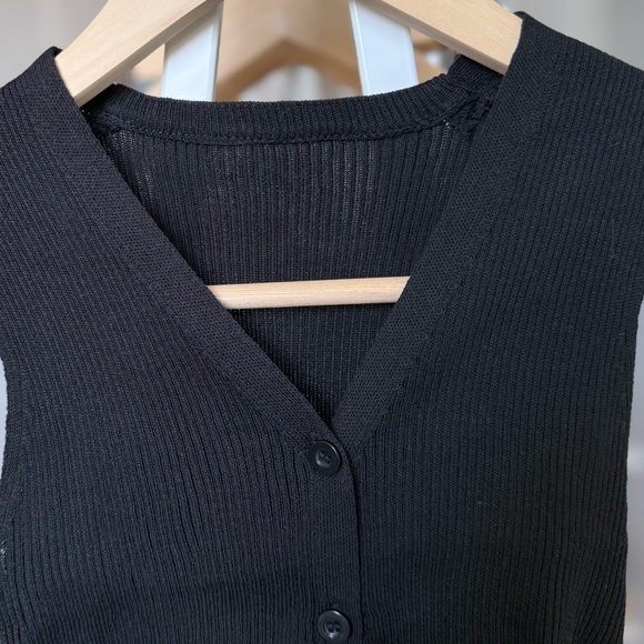 Black Ribbed Crop Vest - Picture 3 of 6